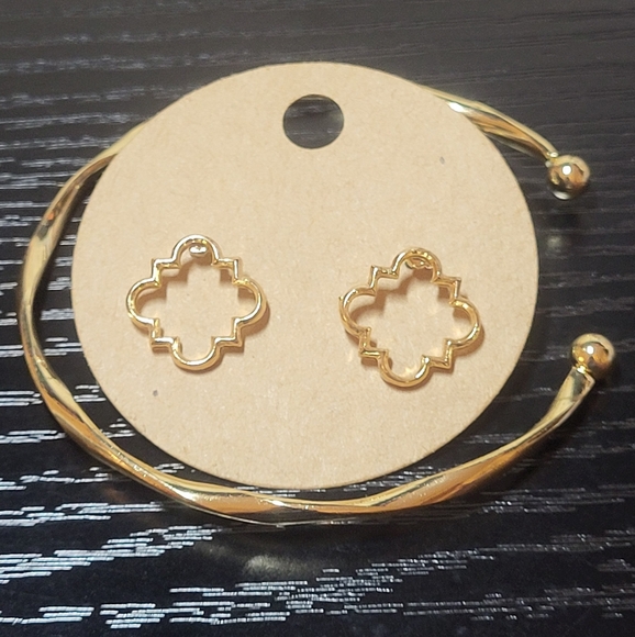 Source Unknown Jewelry - Women’s Twisted Bracelet‎ Bangle Gold Tone Wavy Bracelet & Earring Gift Set NWOT